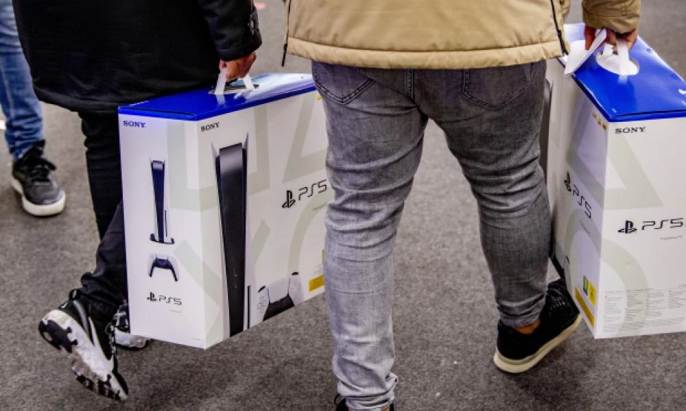 Επιχειρηματικό πνεύμα: Προαγόρασε 221 PlayStation 5 και τώρα τα μοσχοπουλάει!